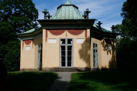 Turkiska paviljongen Lusthuset byggdes 1786-88, och kallades ursprungligen "en turkisk chiosk". Det innehåller tre rektangulära förrum och en sexkantig salong. Byggnaden har putsade fasader med målade plåtdraperier.