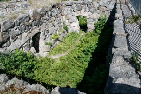 Grunden för det aldrig färdigbyggda Stora Haga slott. Här hade Gustav III tänkt sig att uppföra ett slott efter mönster av ett grekisk-romerskt tempel.